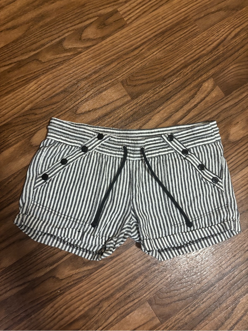 Rewind * Woman/Juniors Black & White Striped Low Rise Shorts * Size 7/28W